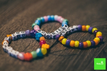 pulseira de miçangas cruzadas